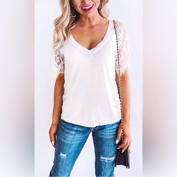 🎉Host Pick🎉 Boho Gorgeous White Lace V-Neck Top size small - Picture 2 of 4
